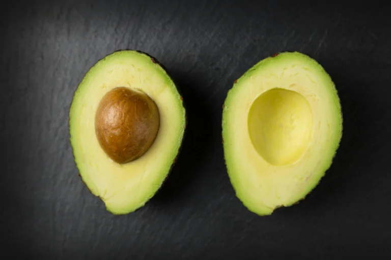 Wondering what avocado oil does for your skin? Discover its top benefits—hydration, healing, and anti-ageing. Click now for the full skincare breakdown!