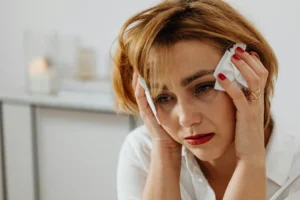 Wondering how many days to stay home with pink eye? Get expert advice on contagious periods, recovery tips & when it's safe to return. Click for essential guidance!