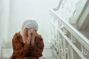 Prophetic Islamic remedies using honey and herbs for throat and ear pain relief